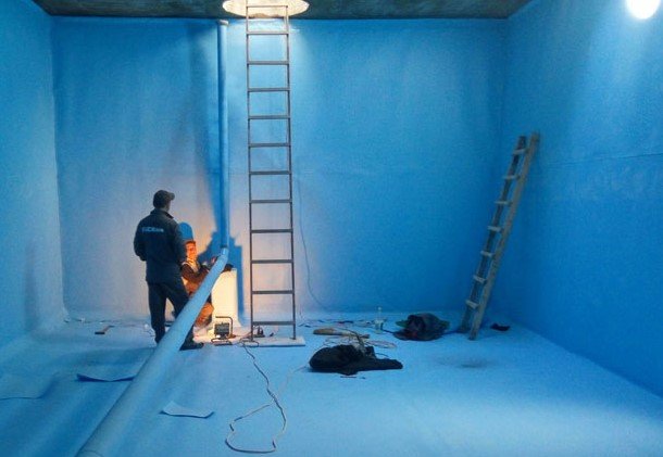 2️⃣ عزل خزان مياه بالرياض باستخدام مواد إيبوكسي مقاومة للتسرب والتشققات